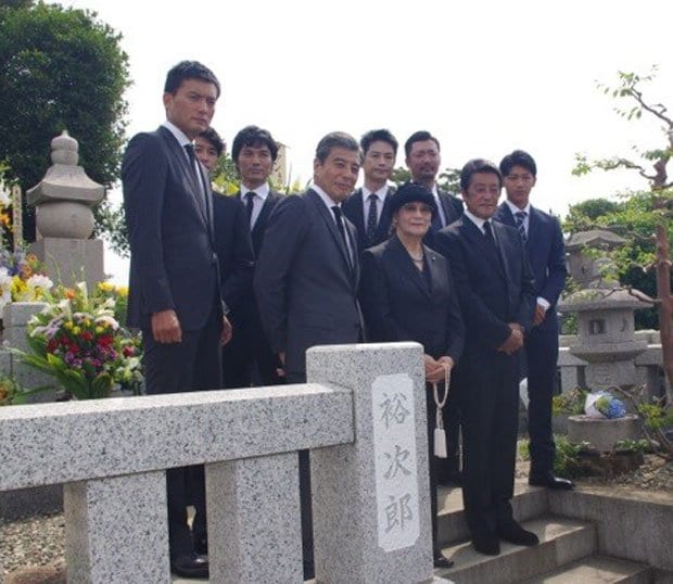 石原裕次郎さんの墓前でファンにあいさつする（前列右から）神田正輝、石原まき子さん、舘ひろし＝７月１７日、横浜市鶴見区の総持寺（撮影・坂口さゆり）