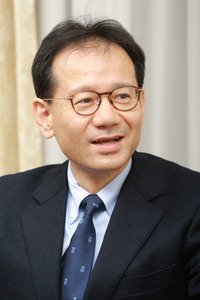 鈴木 寛（すずき・かん）［文部科学大臣補佐官・東京大学・慶応義塾大学教授］1964年生まれ。灘中→灘高→東京大学法学部卒業後、86年通産省入省。2001年参議院議員初当選（東京都）。民主党政権では文部科学副大臣を2期務めるなど、教育、医療、スポーツ・文化を中心に活動。党憲法調査会事務局長、参議院憲法審査会幹事などを歴任。13年7月の参院選で落選。同年11月、民主党離党。14年から国立・私立大の正規教員を兼任するクロス・アポイントメント第1号として東京大学、慶応義塾大学の教授に就任。同年、日本サッカー協会理事。15年2月から現職。著書に『熟議のススメ』（講談社）などがある