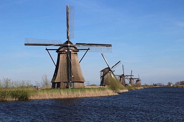 オランダを象徴する風車のある街並み