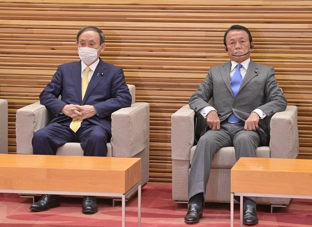 菅首相(左)と麻生財務相