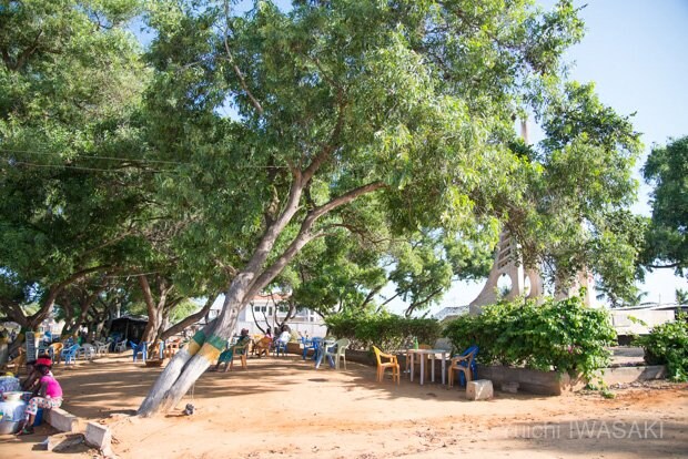 文中に登場するバギダの酒場。写真右にモニュメントが見える。　バギダ・トーゴ　2012年／Baguida,Togo 2012