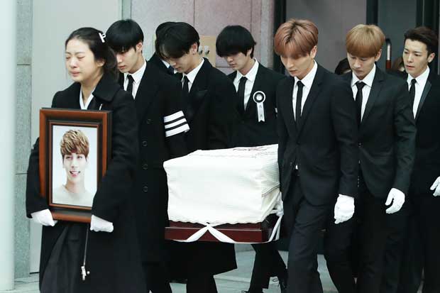 ジョンヒョンさんの棺を運ぶ悲痛な顔の「ＳＨＩＮｅｅ」のメンバー（Ｇｅｔｔｙ　Ｉｍａｇｅｓ／Ｃｈｕｎｇ　Ｓｕｎｇ－Ｊｕｎ）