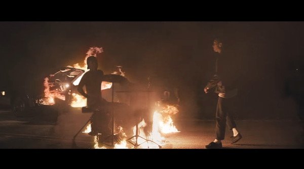トゥエンティ・ワン・パイロッツ、燃える車が爆走する最新MV「へヴィーダーティーソウル」公開