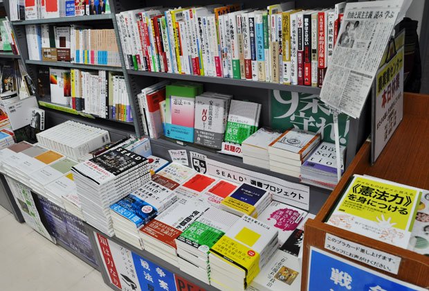 平和や憲法の本を集めた農文協・農業書センター。荒井操店長は「平和じゃないと農業はできません」（撮影／編集部・深澤友紀）