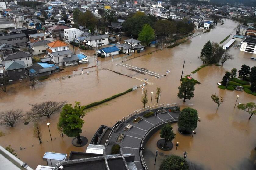 千葉県茂原市では中心部を流れる川があふれ市役所周辺も浸水した＝10月25日、市提供