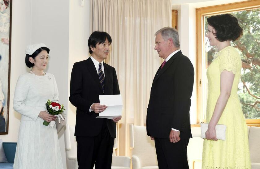 ７月３日午後、フィンランドのニーニスト大統領夫妻を表敬し、あいさつする秋篠宮ご夫妻（代表撮影）