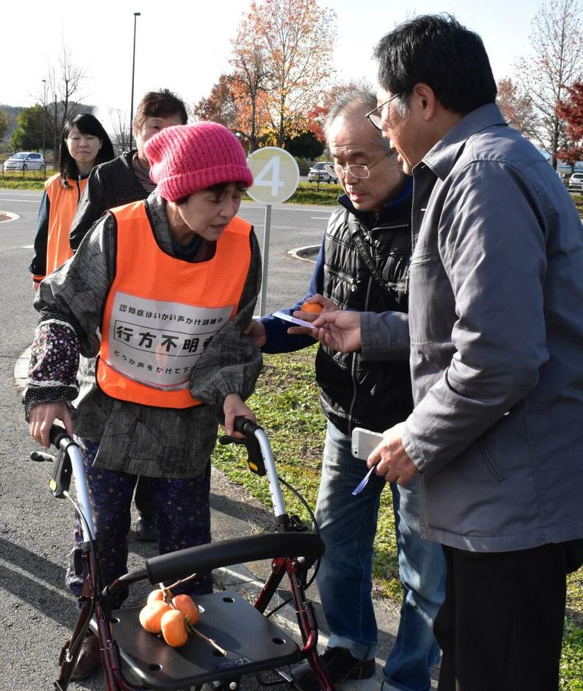 認知症による行方不明を防ぐ訓練が各地で開かれている（写真は本文と直接関係ありません）　（ｃ）朝日新聞社