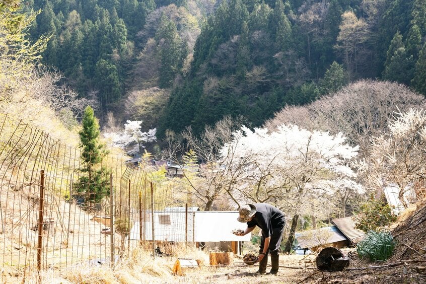 小屋の近くには「ひがしで農園」のプレートをつけた畑で野菜を育てる。じゃがいも、大根、パクチー、行者にんにくなどその数10種類以上/撮影・上田泰世(写真映像部)