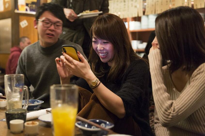 同世代の教師や飲み仲間とすすきのの居酒屋「ごんべゑ」で(撮影/岡田晃奈)
<br />