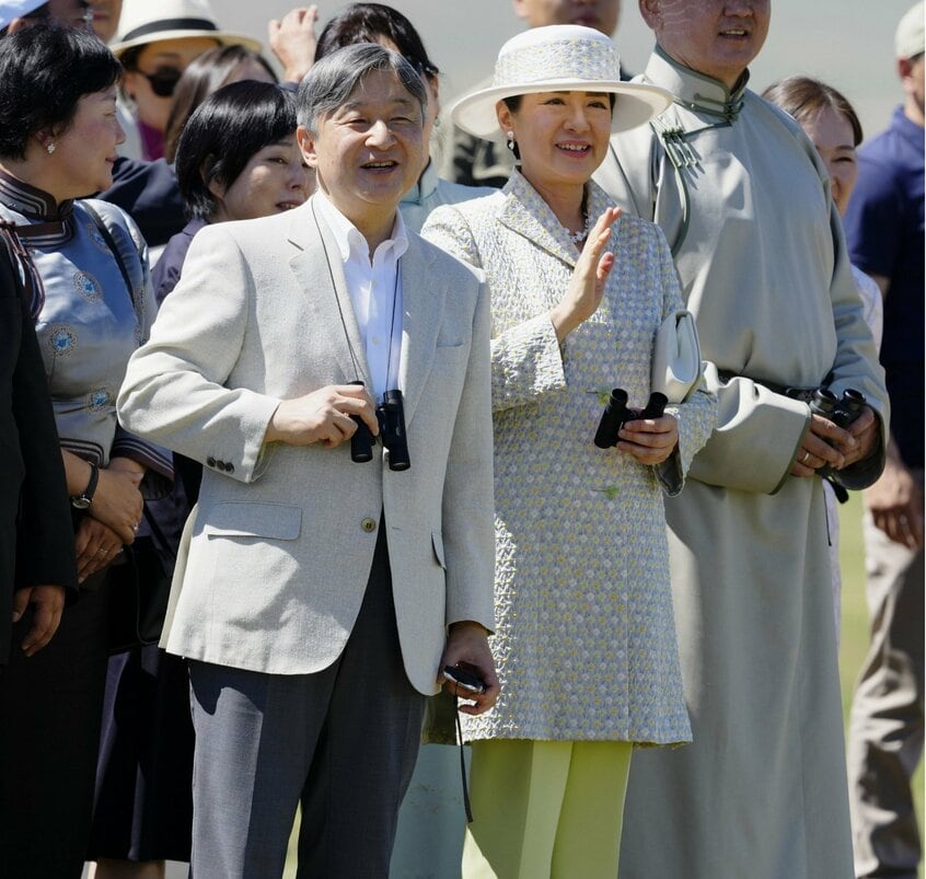 フイ・ドローン・ホダグ競馬会場で、モンゴルのフレルスフ大統領と競馬競技を観戦する天皇陛下と皇后雅子さま。雅子さまは、淡藤色(あわふじいろ)の地色に、淡黄(たんこう)と淡い黄緑色で染め分けた「絞り染め」の生地で仕立てたジャケットと共布を使った帽子をお召し=12日午前11時17分、ウランバートル近郊