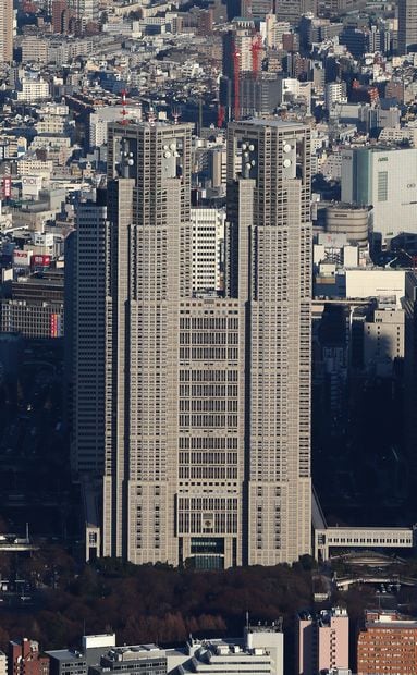 新宿区の東京都庁舎　（ｃ）朝日新聞社