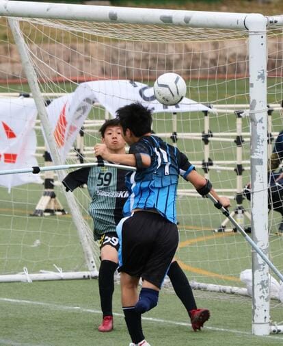 小３からキーパーを務め、高校はサッカー推薦で入学した上野浩太郎さん（奥）。一度諦めたぶんキーパーを続けられる喜びは大きかった（撮影／藤田和史）