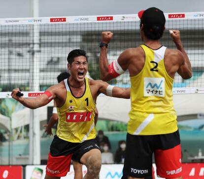 優勝決定の瞬間、雄叫びを上げて白鳥(右)に駆け寄る石島(左)(写真/ビーチバレースタイル)