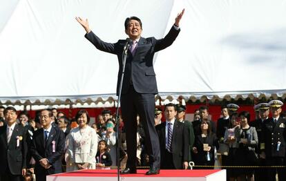 2019年の「桜を見る会」であいさつする安倍晋三前首相。この頃がまさに「我が世の春」だった/東京都新宿区の新宿御苑 (c)朝日新聞社