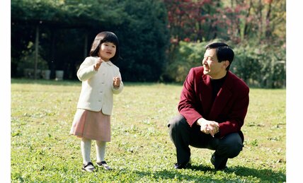 皇族の「こども」時代が可愛い！　タコに夢中の愛子さま　絆創膏だらけのひざに、雅子さまもホロリ　