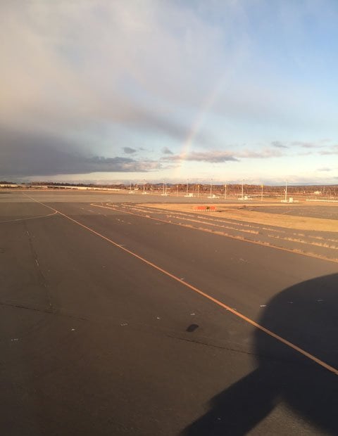 千歳空港で飛行機の中から見えた虹