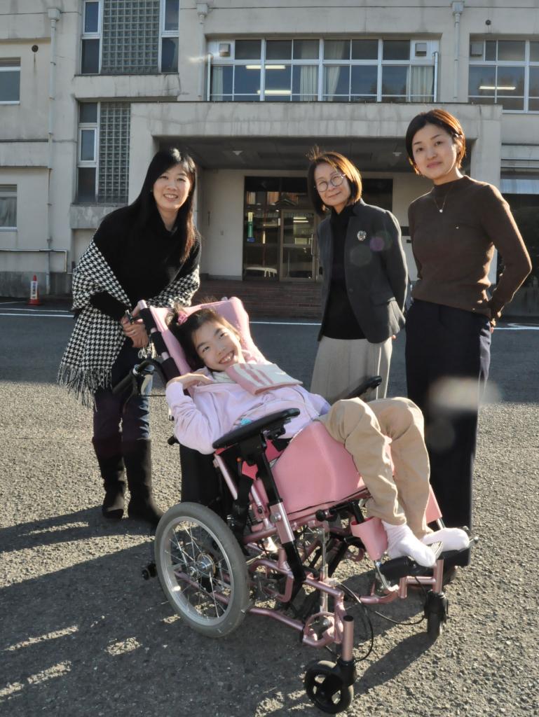 神奈川県立鎌倉養護学校に通う江利川優菜さん（中央）がこれまで通りに学校生活を送れるよう、学校側や主治医、保護者らで半年近く話し合いを重ね、前例のなかった医療的ケアの実施が決まった（撮影／編集部・深澤友紀）