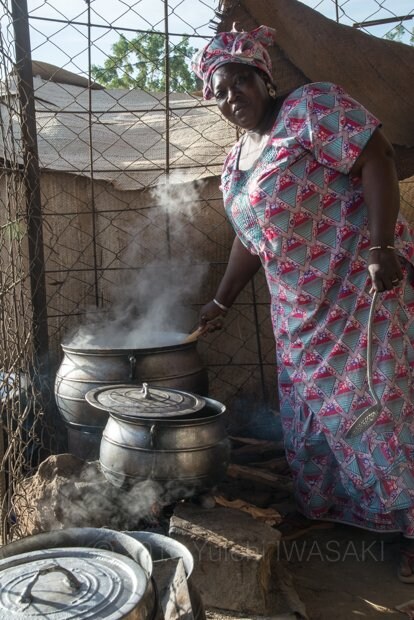ニャフンケで唯一営業をしている食堂の店主、アティヤさん（ニャフンケ・マリ 2016年／Niafunke,Mali 2016）