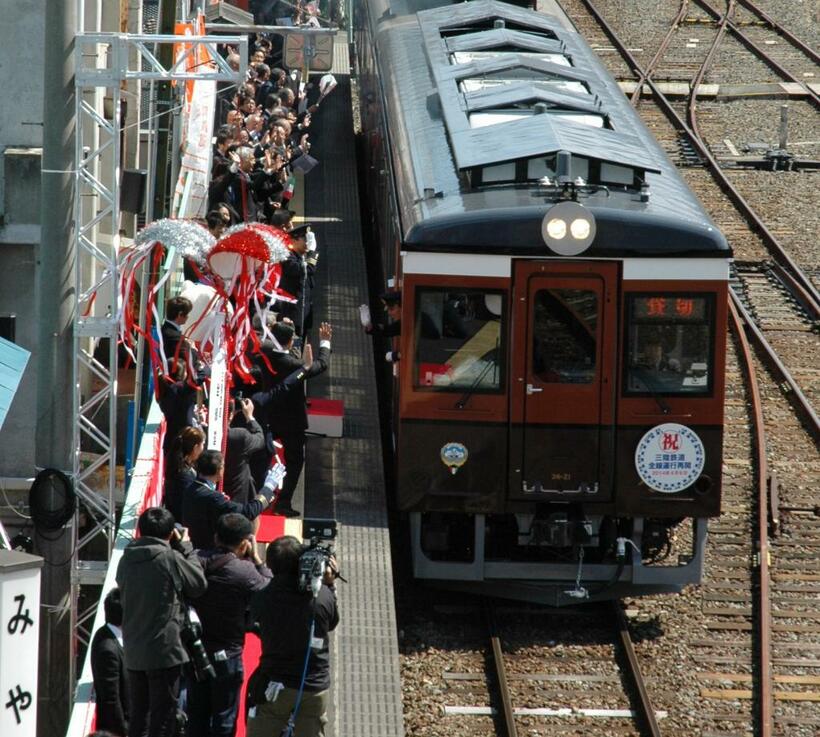 宮古駅を出発する記念列車／２０１４年４月６日、東日本大震災で甚大な被害を受けた三陸鉄道は３年の時を経て、全線開通した。その後、２０１９年の台風で再び不通区間が生じたが、２０２０年までに全線復旧した　（ｃ）朝日新聞社