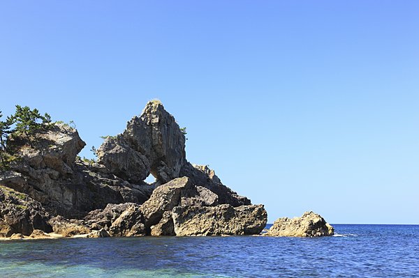 曽々木海岸の「窓岩」。1500年前の流紋岩が波に浸食され、様々な奇岩を生んだ