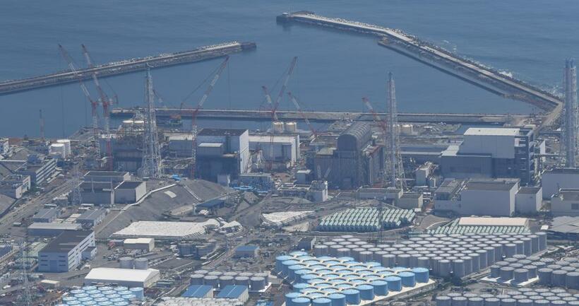 福島第一原発の敷地内に並ぶ汚染水をためるタンク（手前）＝２０１９年８月　（ｃ）朝日新聞社