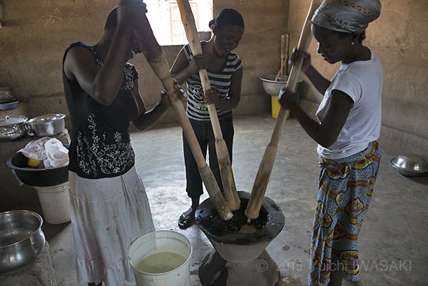 フフのオーダーが入ると、エファタの娘たちがフフをつきはじめる。息のあったつきっぷりに感心。　アベポゾ・トーゴ　2013年/Avepozo,Togo 2013