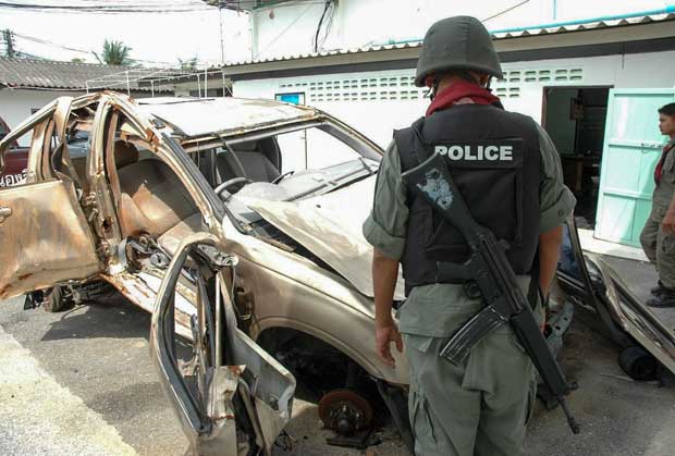 ２００９年７月、タイ・パタニ県内の道路に仕掛けられた爆弾で大破した警察車両を調べる武装警官。テロは今も日常的に起きている（撮影／編集部・山本大輔）