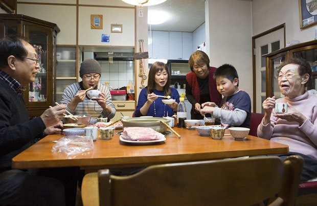 ４世代がそろう細江家の食卓（撮影／写真部・岡田晃奈）