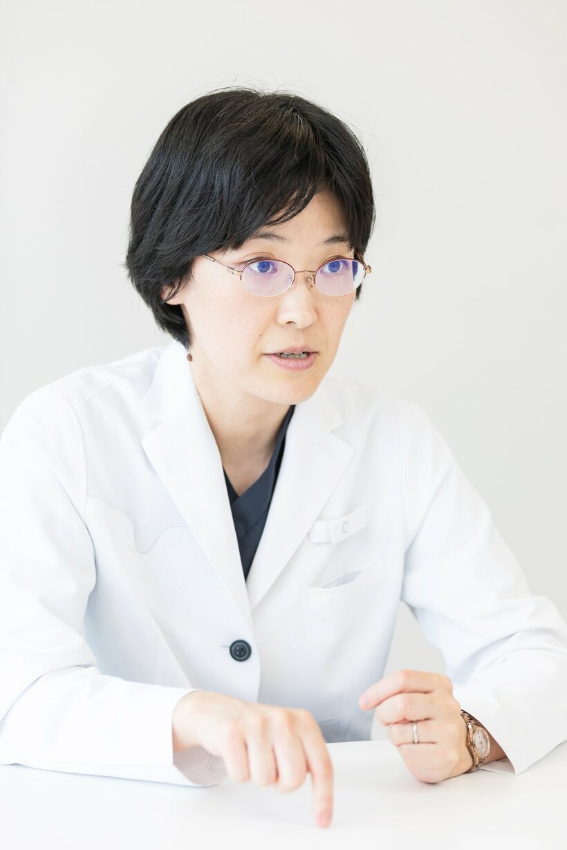 千葉大学医学部附属病院　脳神経内科　和泉　未知子医師。2022年に第1子を出産。育児をしながら診察と研究に従事している。パートナーも医師で、専門は脳神経外科だ。　写真／小黒冴夏