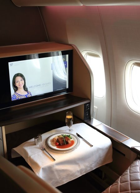 シンガポール航空で提供される機内食（洋食）。ドンペリニヨンなどのシャンパンやワインとともに（撮影／写真部・松永卓也）