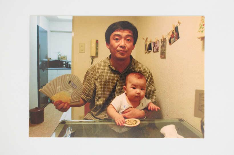 山崎さん47歳の頃。自宅で長男を抱いて（2005年夏）（写真提供・山崎 薫）