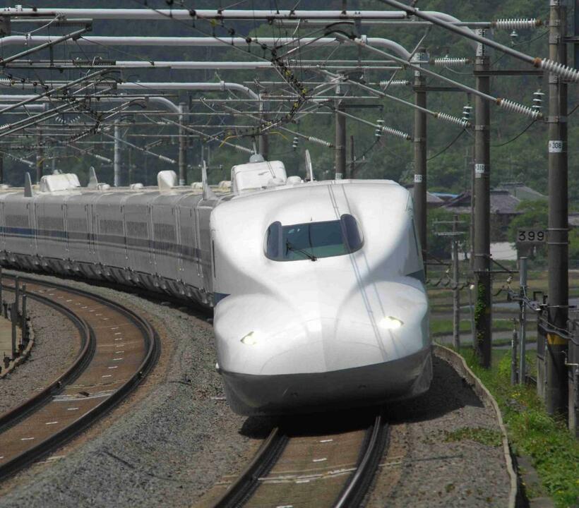 N700系：「東海道新幹線の曲線通過速度向上」と「山陽新幹線の時速300km運転」を両立させた（提供：東海旅客鉄道）