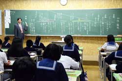 森村学園／所在地：神奈川・横浜。１２年から欧米の母語教育「ランゲージ・アーツ（言語技術）」を正課に導入。「聞く・話す・読む・書く」の４技能をバランスよく学んで思考力・論理力を育て、議論や交渉のスキルを高める。マルタ島でのグローバル研修等でその成果を生かす（撮影／柿崎明子）