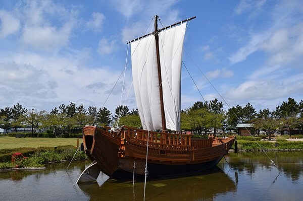 美しい帆と、船首・船尾のそりが強いことが特徴の北前船。売買で利益を上げながら航海した