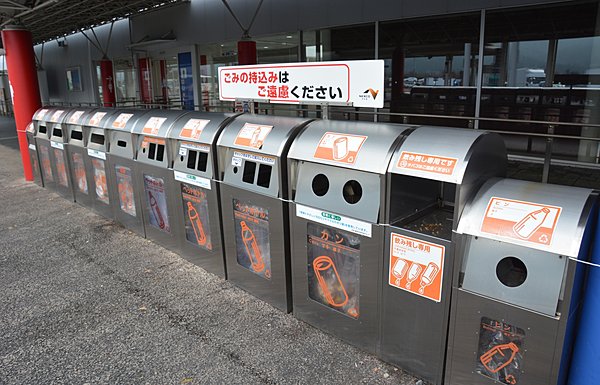 高速道路（SA）のゴミ箱。日本で分別が始まったのは90年代