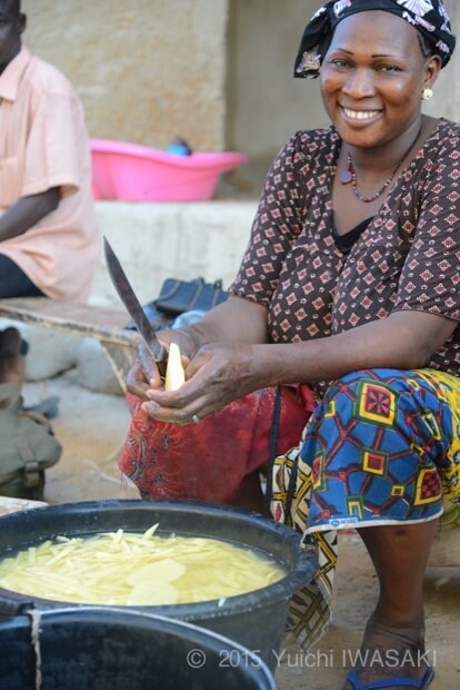 日中、仕込みと調理の様子をアミに見せてもらうことに。写真は、フライドポテト用のジャガイモを刻むアミ。　マリ・モプチ　2014年/Mopti,Mali 2014