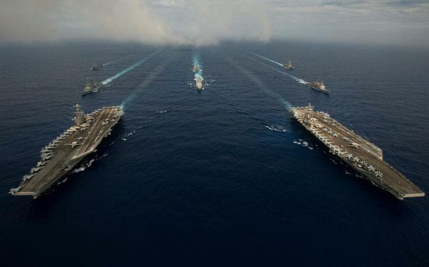 南シナ海を航行する２セットの米海軍空母打撃群（写真：米海軍提供）