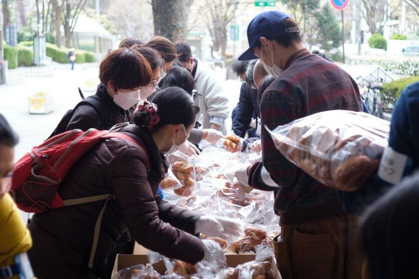 毎週土曜日に新宿都庁下で行っている食料品配布の様子（提供／認定NPO法人自立生活サポートセンター・もやい）