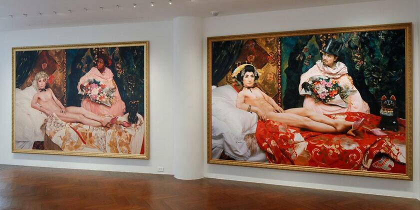 森村さんの初期の代表作である「肖像（双子）」（左）と、３０年後に手がけた「モデルヌ・オランピア」（右）。いずれもマネの「オランピア」を題材にしている（撮影／木奥惠三）