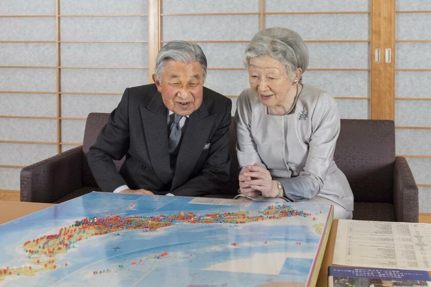 これまでに訪れた場所にピンを立てた日本地図を前に話す天皇と皇后＝２０１８年１０月１０日、皇居・御所（写真：宮内庁提供）