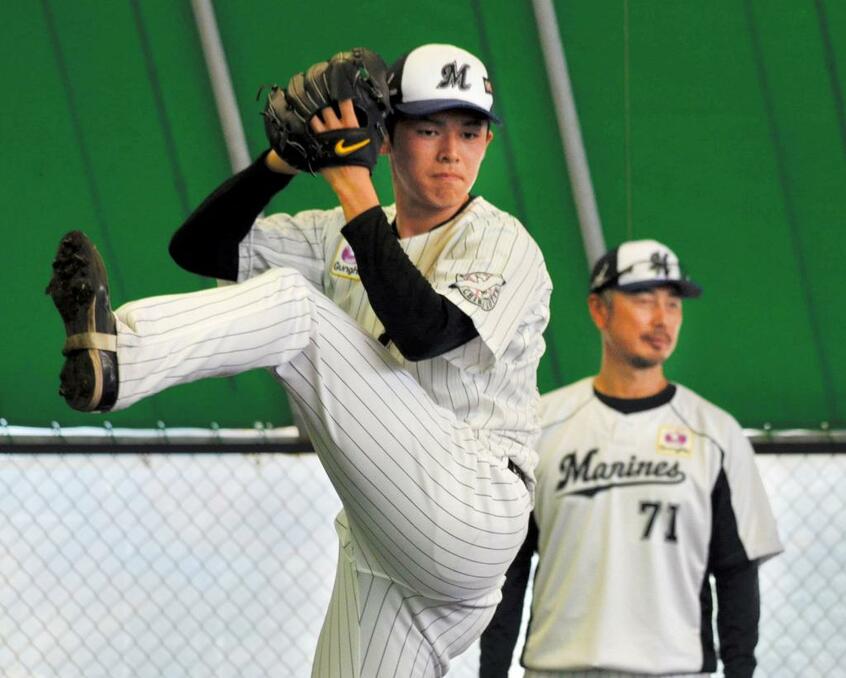 投球練習をするロッテの佐々木朗希 (c)朝日新聞社