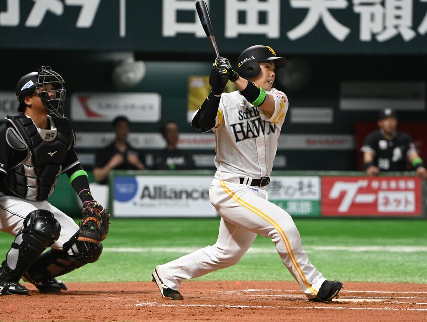 WBCでは2番打者として出塁率5割の活躍だった近藤健介。今季は本塁打と打点の2冠を達成し、打率は.303で2位