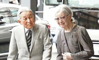 〈各地を訪れる皇室〉SNSで驚異の動画再生回数 上皇ご夫妻の「仲良し」「手つなぎ」が若い世代に好感