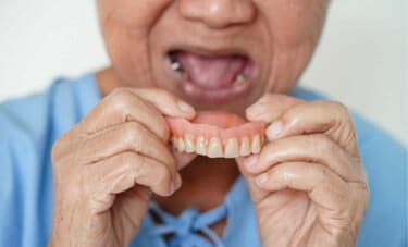 「くさくならない入れ歯」を細菌学者が開発 口臭や誤嚥性肺炎の予防に期待！ 細菌の増殖を抑える静菌義歯