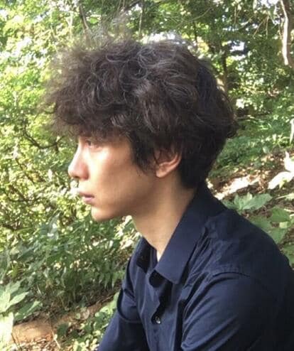 朝比奈秋（あさひなあき）／　1981年、京都府生まれ。作家、医師。30代半ばから小説を書き始め、2021年「塩の道」で第7回林芙美子文学賞を受賞。受賞作を収録した『私の盲端』でデビューする。（写真提供：著者）