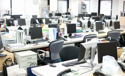 退職代行の利用者は20代の若者だけではない?「約1割は50代以上」の調査結果 利用の多い業界とは