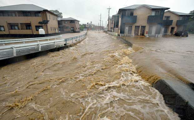 九州北部豪雨で被害の大きかった福岡県朝倉市。7月5日、住宅街の路上や川は濁流が流れ込んでいた　（ｃ）朝日新聞社