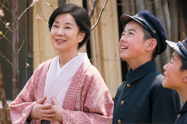 吉永演じる江蓮てつは、夫と二人の子供と共に樺太で過ごしていた。平和な時期、桜の花を見る