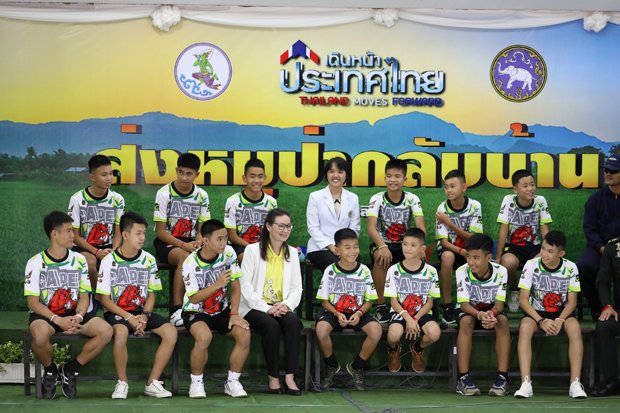 タイ北部チェンライ郊外の洞窟から１７日ぶりに救出された少年たち（ｃ）朝日新聞社