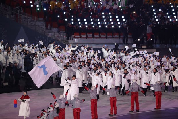 平昌五輪開会式／「統一旗」を掲げて合同入場する韓国と北朝鮮の選手たち　（ｃ）朝日新聞社 
